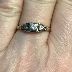 Elegant Gold and Diamond Women's Ring